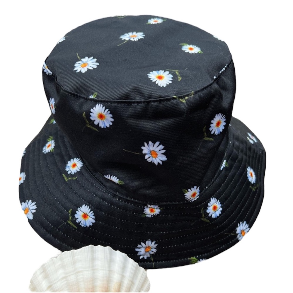 NWOT Alice and Olivia reversible bucket hat